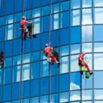 Мойка окон и витрин высотных зданий альпинистами. Куда обратиться.